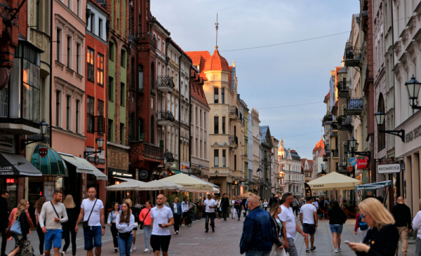 Na zdjęciu: ludzie idą ulicą Szeroką