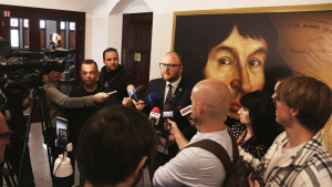 Na zdjeciu: prezydent Paweł Gulewski stoi w otoczeniu dziennikarzy, którzy trzymają mikrofony, są kamery